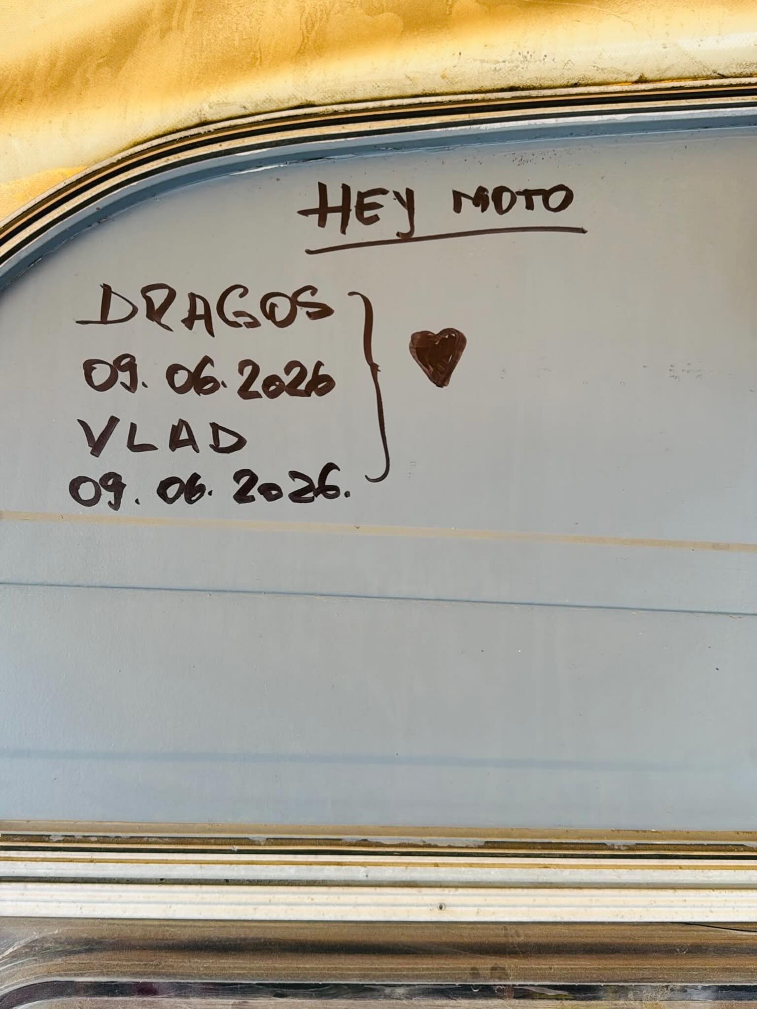 #WasHere 🖊️
Pe vremuri elevii scriau pe bancă #GNR #Obituary sau #Kreator astăzi își exprimă bucuria în nume propriu.
Voi ce-ați face dacă ați lua permisul? 🔔🎉