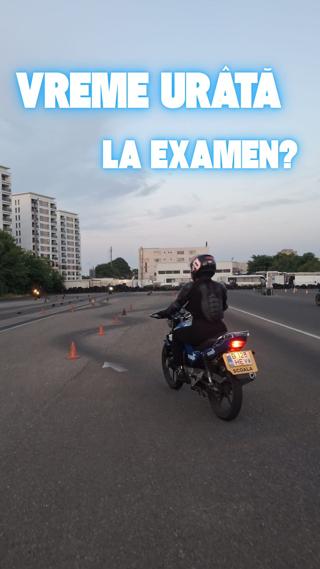 Când îi dai omului de la social media libertate totală la edit… 😂
Revenind: ce facem dacă vremea nu ține cu noi chiar în ziua examenului? 🌧️🏍️
Dacă mai aveți întrebări despre examen, lăsați-le în comentarii. 👇
#heymoto #scoalaheymoto #scoalamoto