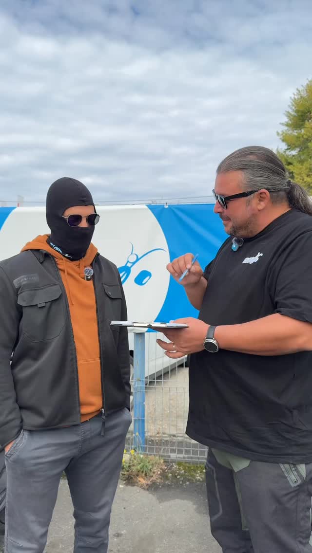 Să explici poligonul fără să folosești cuvintele „jalon”, „accelerație”, „ambreiaj” și „frână”? 😂🏍️
Ștrumf a primit provocarea, dar oare s-a descurcat sau are nevoie de puțin ajutor? 👀
Voi ce ziceți? Lăsați verdictul în comentarii! 😂👇
#heymoto #scoalaheymoto #scoalamotobucuresti